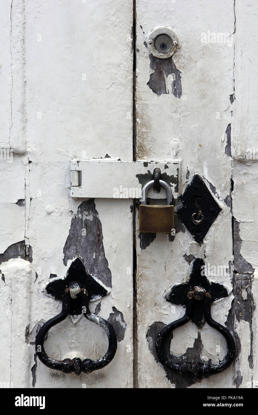 Casa coloniale dettaglio porta con maniglie - chiuso con blocco e latch Foto Stock