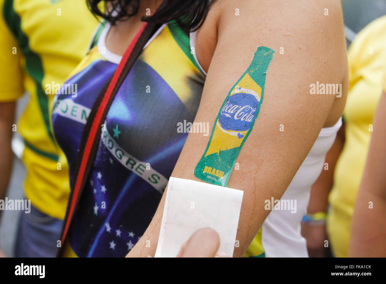 Cheerleader getting adesivo sul braccio della Coca Cola Fan Fest in Valle Anhangabau Foto Stock