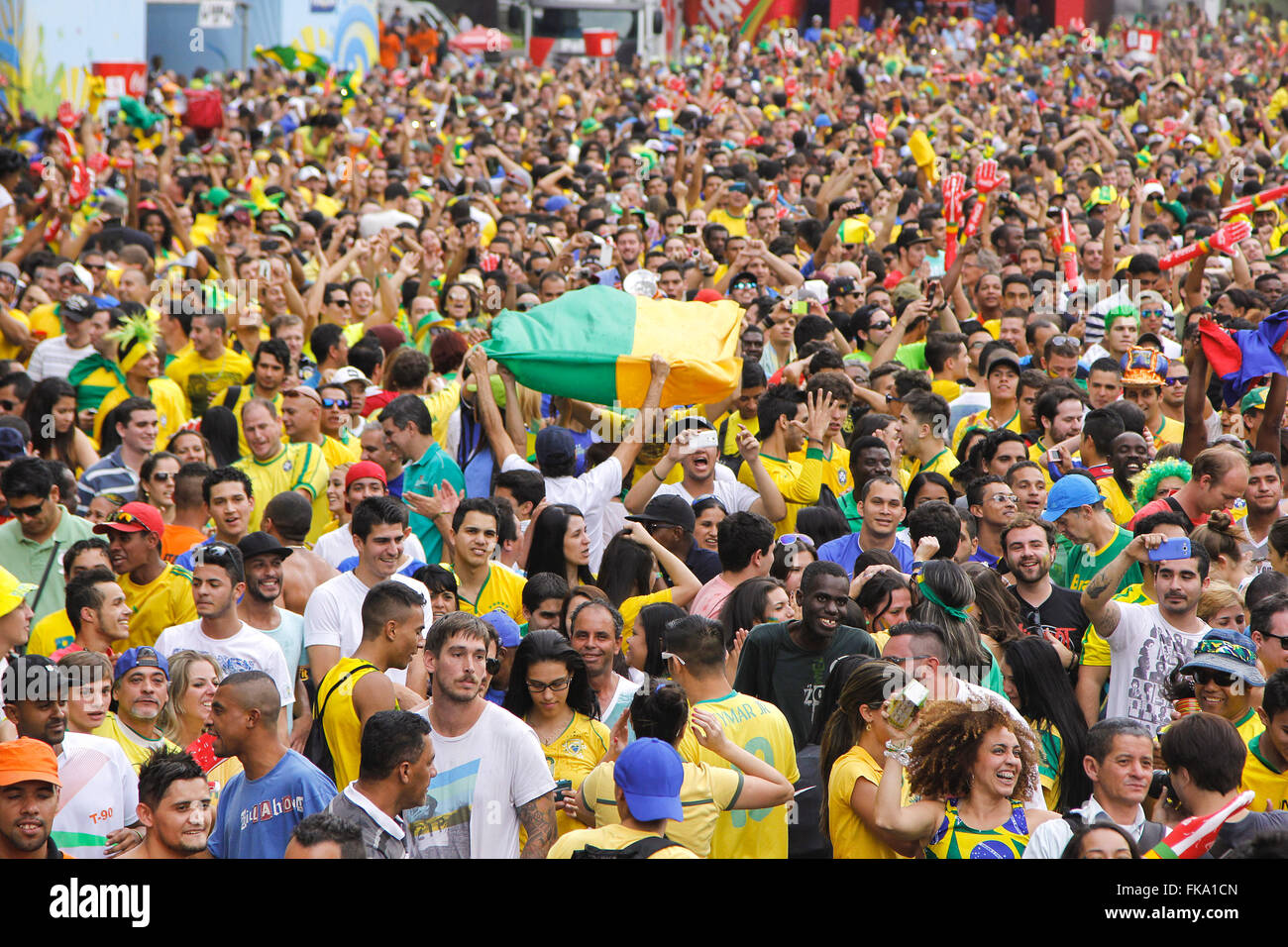 Selezione dei tifosi brasiliani celebrare la vittoria al Fan Fest in Valle Anhangabau Foto Stock
