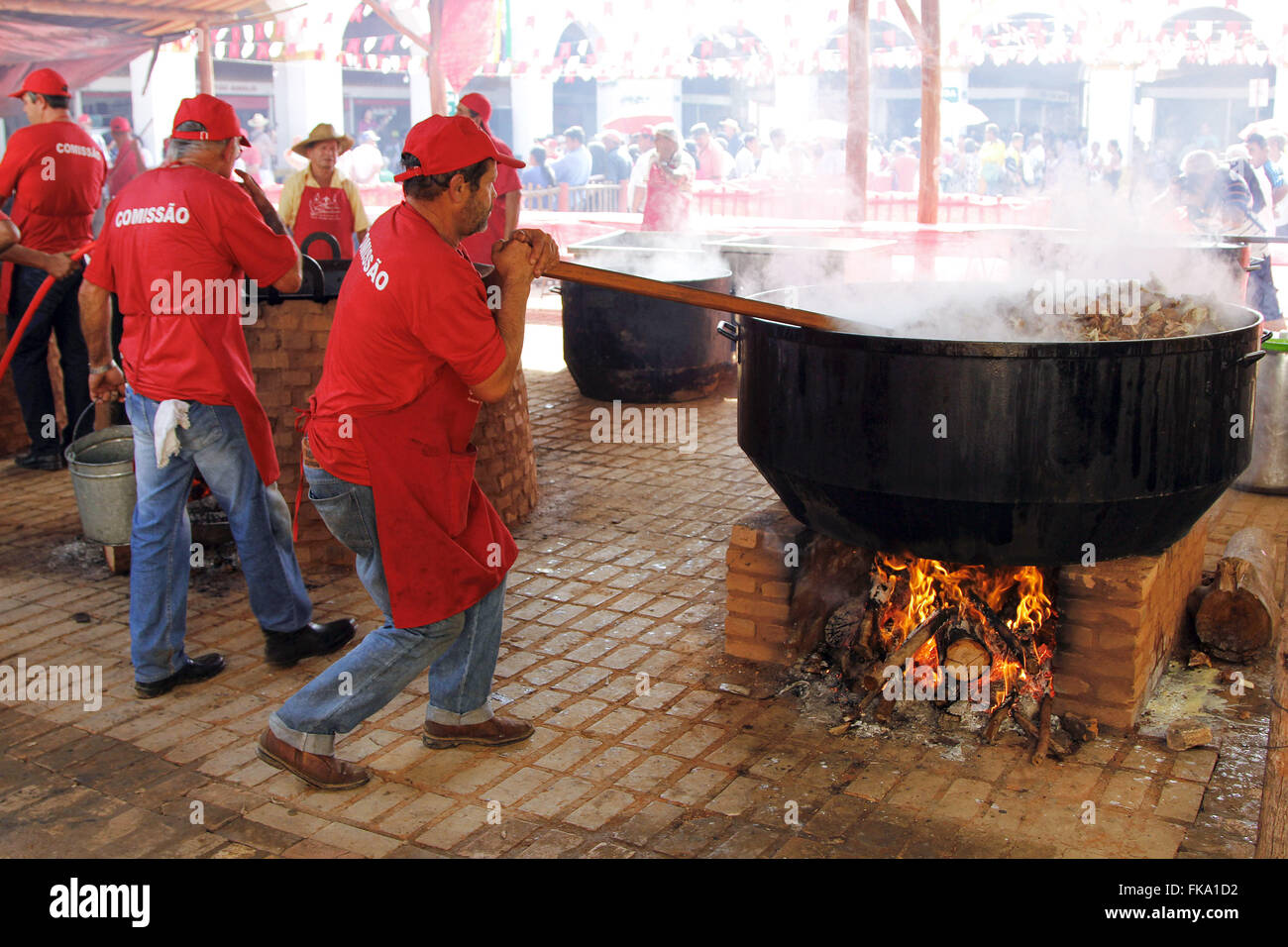 Volontari preparazione affogato - cucinato con carne di manzo, patate, pasta, riso e fagioli grassi Foto Stock