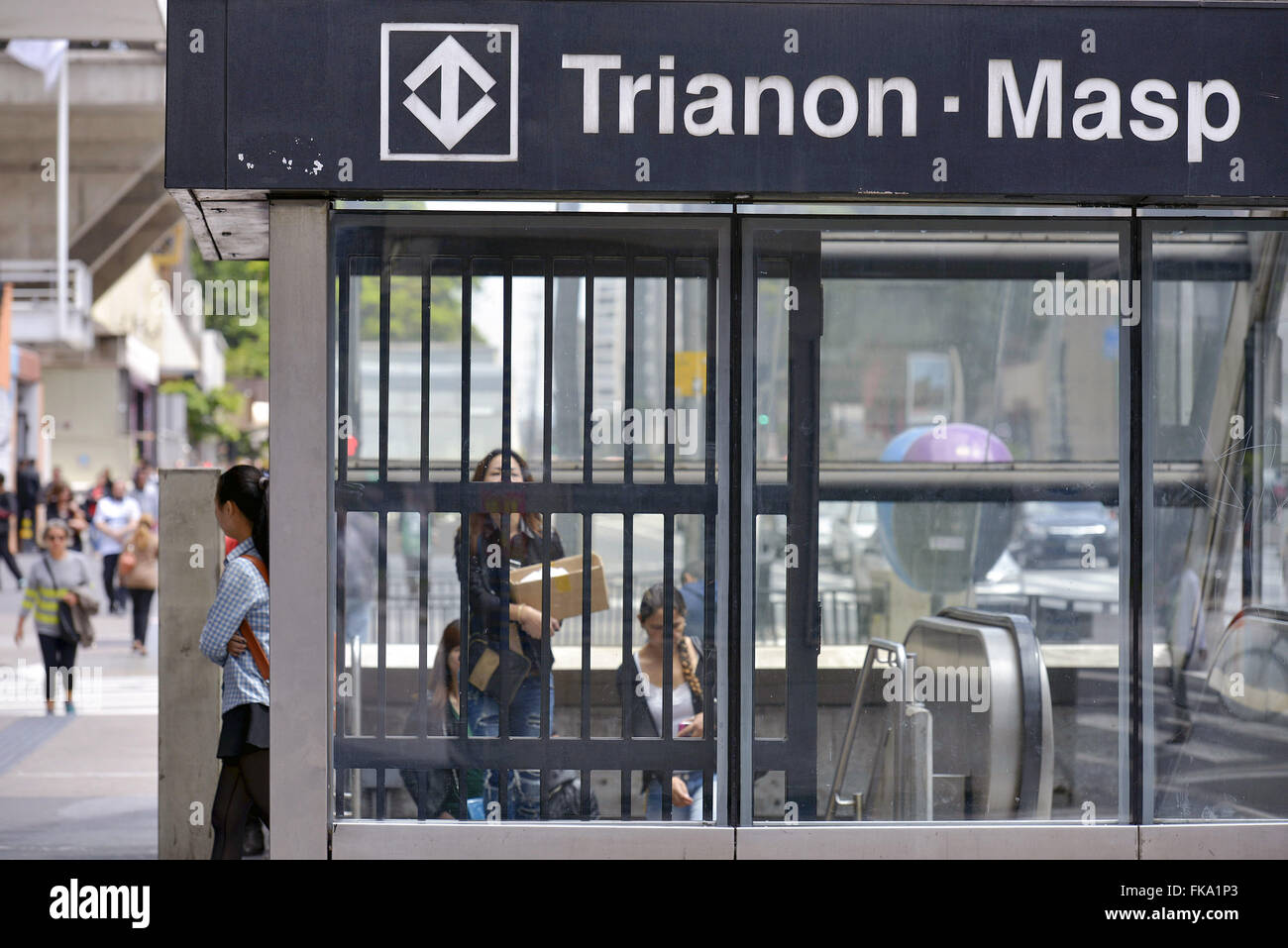Acesso à Estação Trianon-Masp Linha 2-Verde do metrô construída sob Avenida Paulista Foto Stock