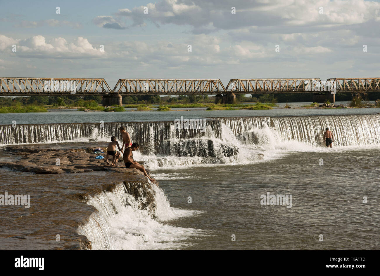 Rio Sao Francisco nella città di Pirapora metallico con il ponte ferroviario di Marechal Hermes incidentali Foto Stock