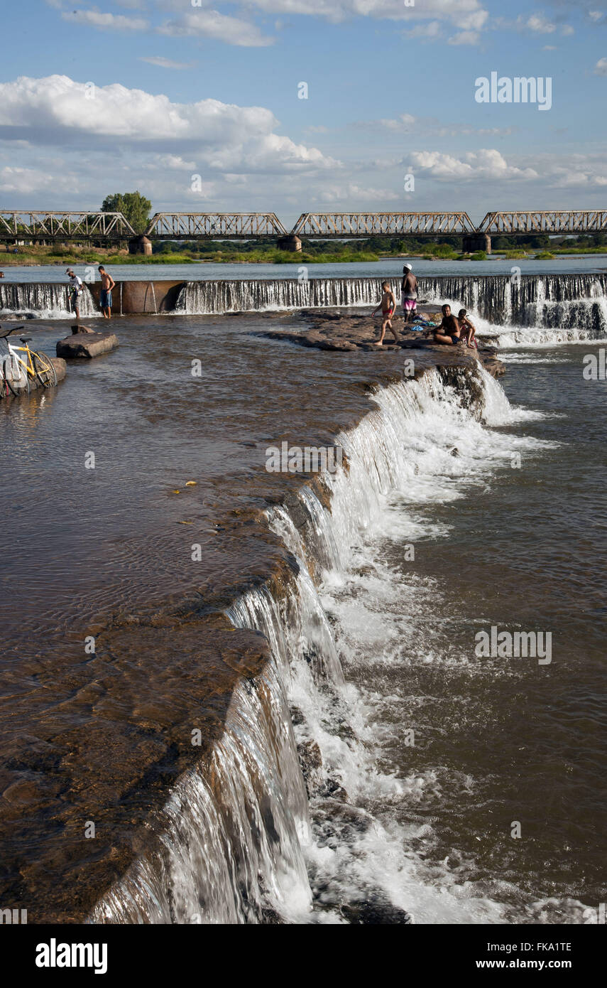 Rio Sao Francisco nella città di Pirapora metallico con il ponte ferroviario di Marechal Hermes incidentali Foto Stock