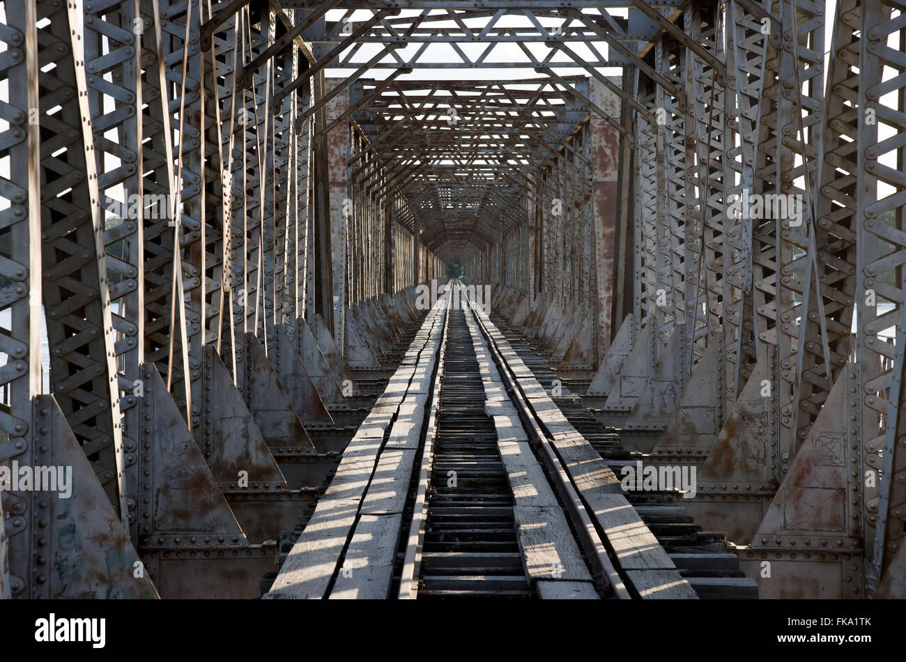 Metallica di un ponte ferroviario di Marechal Hermes sul Sao Francisco fiume nella città di Pirapora Foto Stock