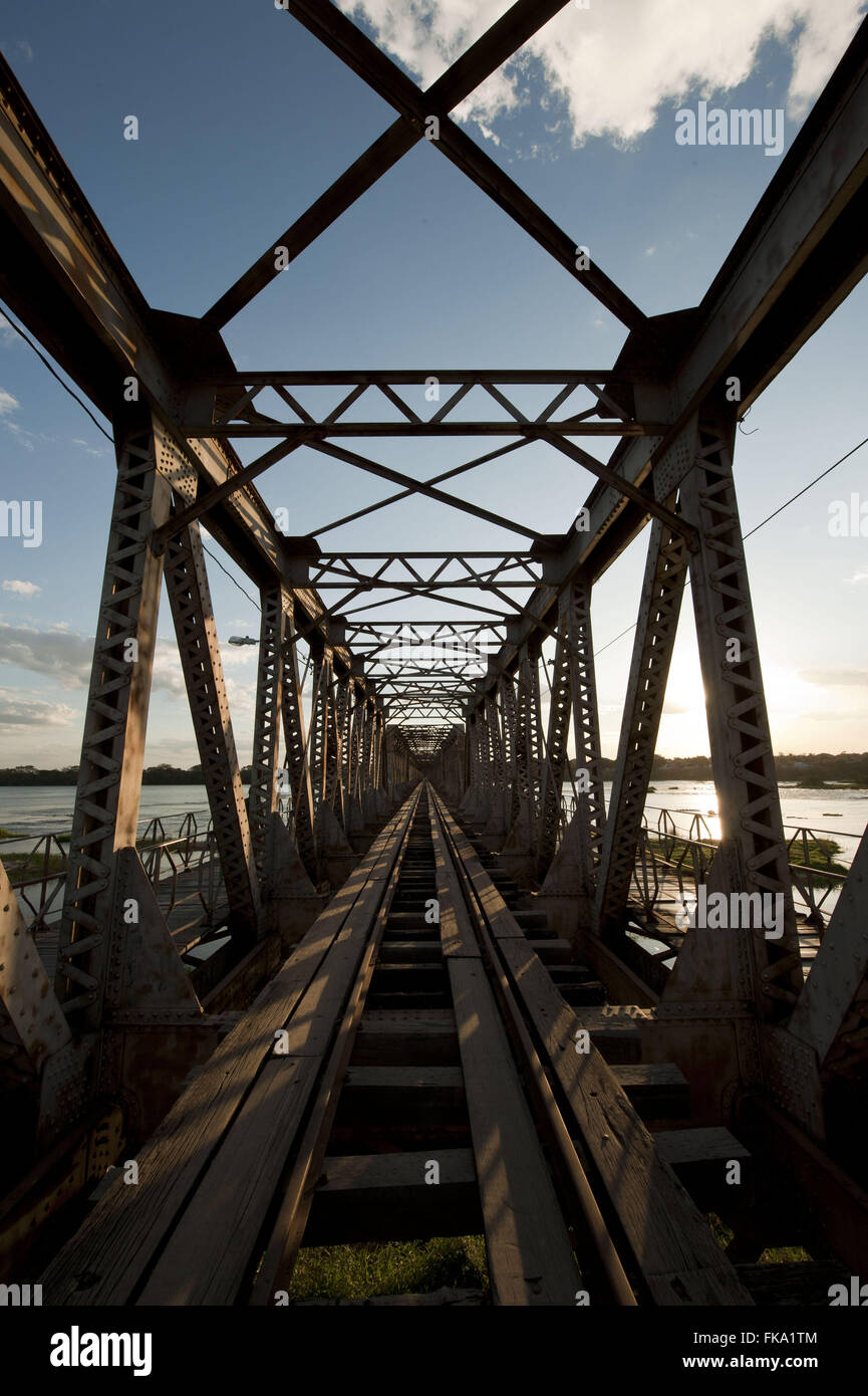 Metallica di un ponte ferroviario di Marechal Hermes sul Sao Francisco fiume nella città di Pirapora Foto Stock