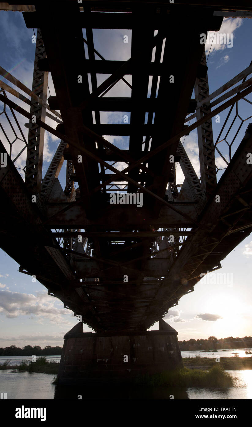 Metallica di un ponte ferroviario di Marechal Hermes sul Sao Francisco fiume nella città di Pirapora Foto Stock
