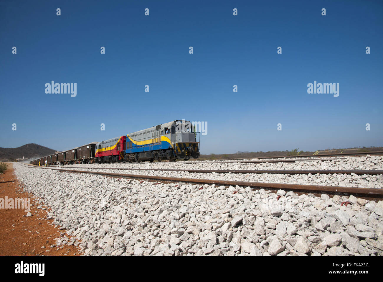 Il treno che porta ghiaia lavoro di scarico nella linea della ferrovia Transnordestina Foto Stock