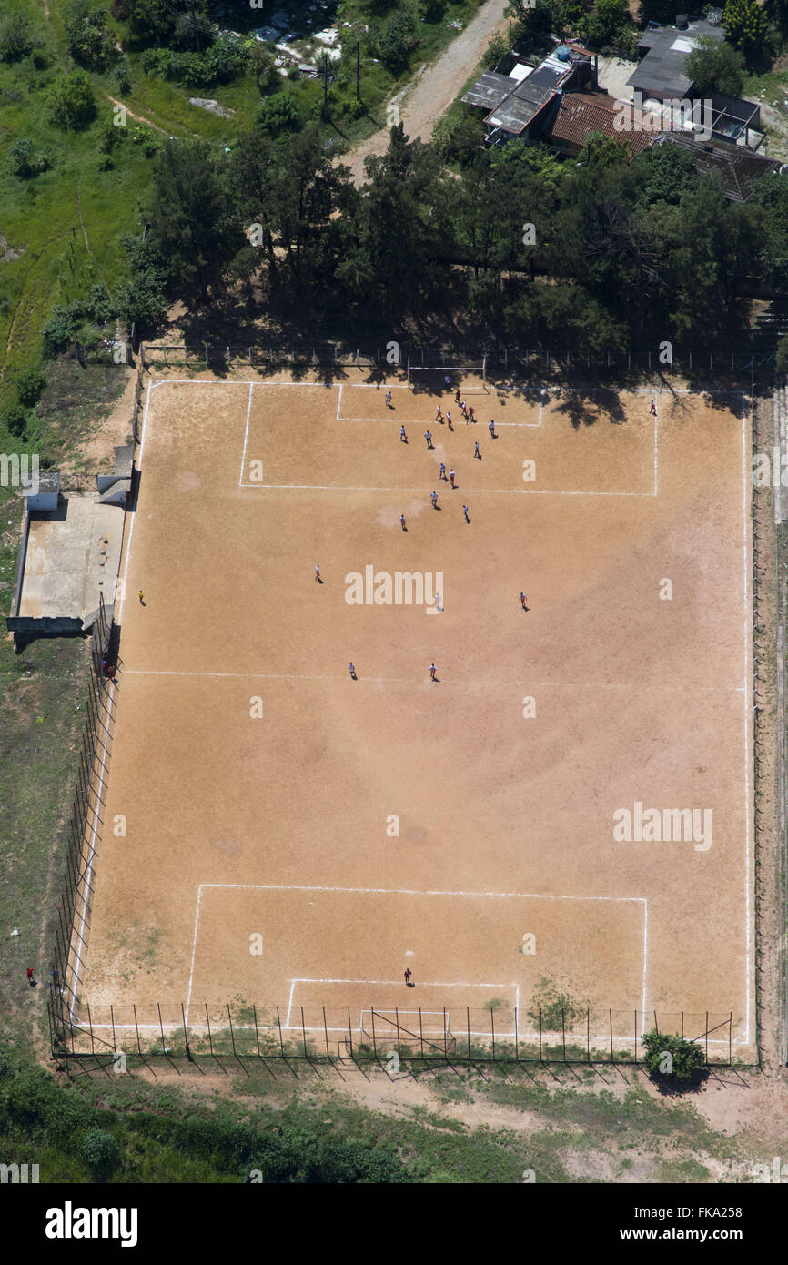 Vista aerea del campo di calcio di terra nella periferia di tacchine e di tacchini Foto Stock