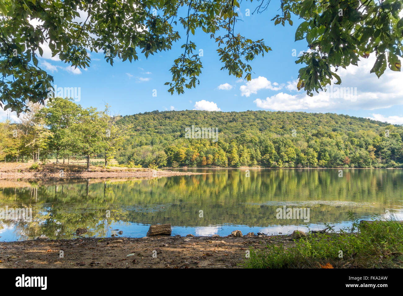 Il lago di Habeeb nel gap rocciose del parco statale nelle vicinanze Cumberland Maryland. Totalmente silenzioso il giorno dopo il weekend della Festa del lavoro. Foto Stock