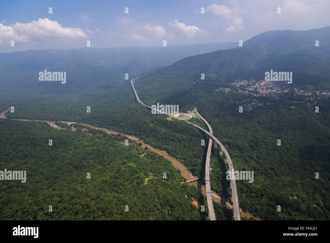 Vista aerea dell'autostrada immigrato SP-160 sul fiume Cubatao Foto Stock