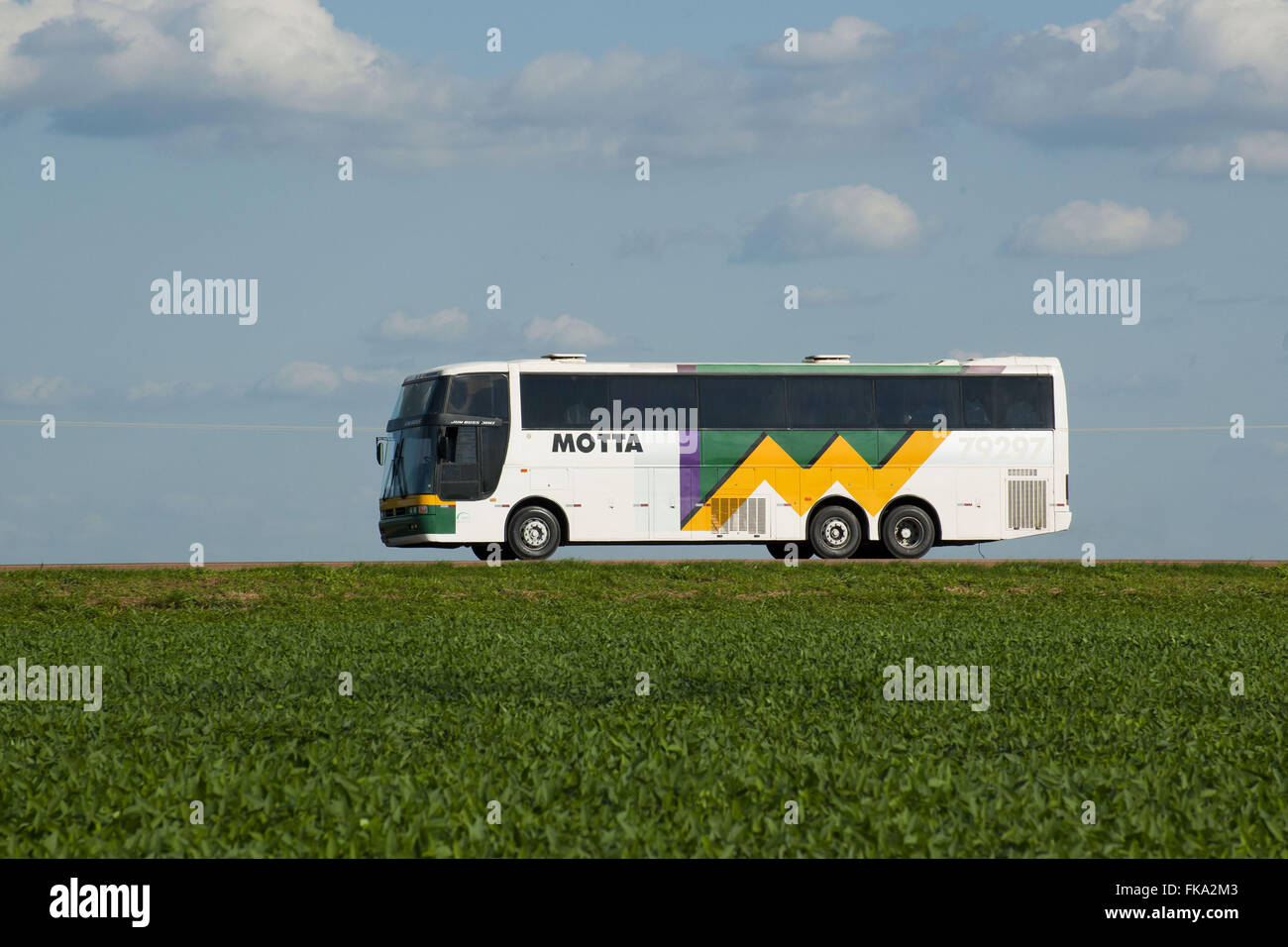 Interstate autobus viaggiano sulla US-153 nel momento in cui il comune di Rondonopolis Foto Stock