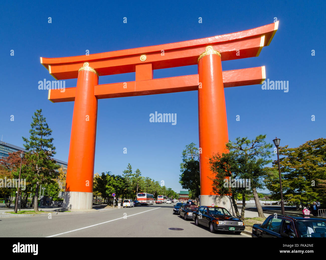L'imponente Santuario Heian Torii Gate in Okazaki Park, Sakyō-ku, Kyoto, Kansai, Giappone Foto Stock