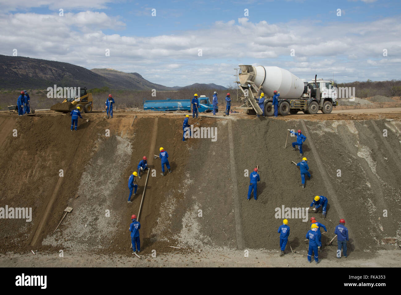 Operarios compattare il terreno il cemento nel canale - Sao Francisco fiume trasposizione - Lotto 2 Foto Stock