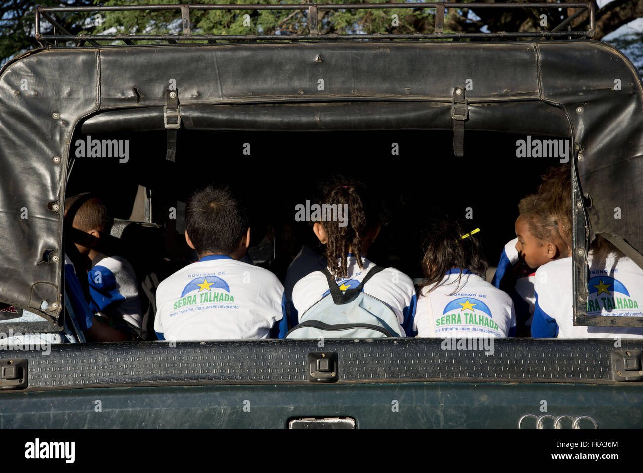 Trasporti a scuola van nelle zone rurali Sierra scavata Foto Stock
