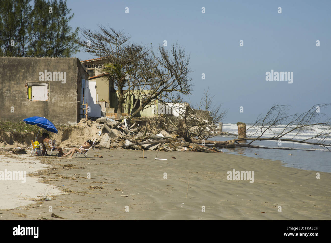 Case vacanza sulla spiaggia distrutto dalla marea avanzante su Long Island Foto Stock