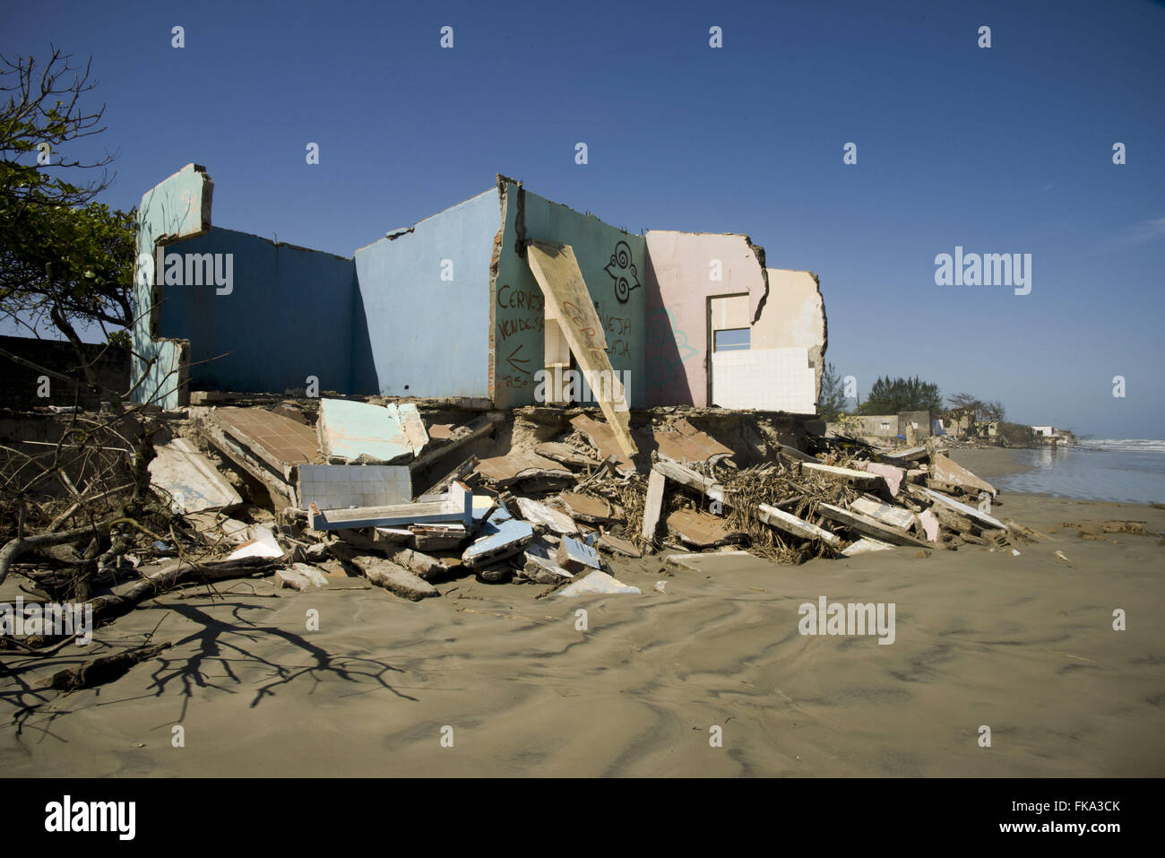 Case vacanza sulla spiaggia distrutto dalla marea avanzante su Long Island Foto Stock