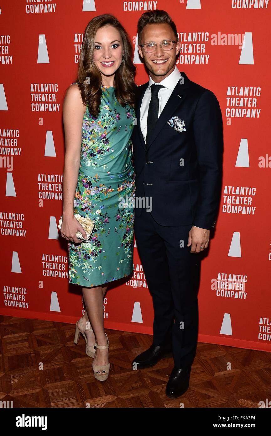 New York, NY, STATI UNITI D'AMERICA. 7 Mar, 2016. Laura Osnes, Nathan Johnson presso gli arrivi per Atlantic Theatre Company attori annuale' scelta Gala, il Pierre, New York, NY Marzo 7, 2016. Credito: Steven Ferdman/Everett raccolta/Alamy Live News Foto Stock