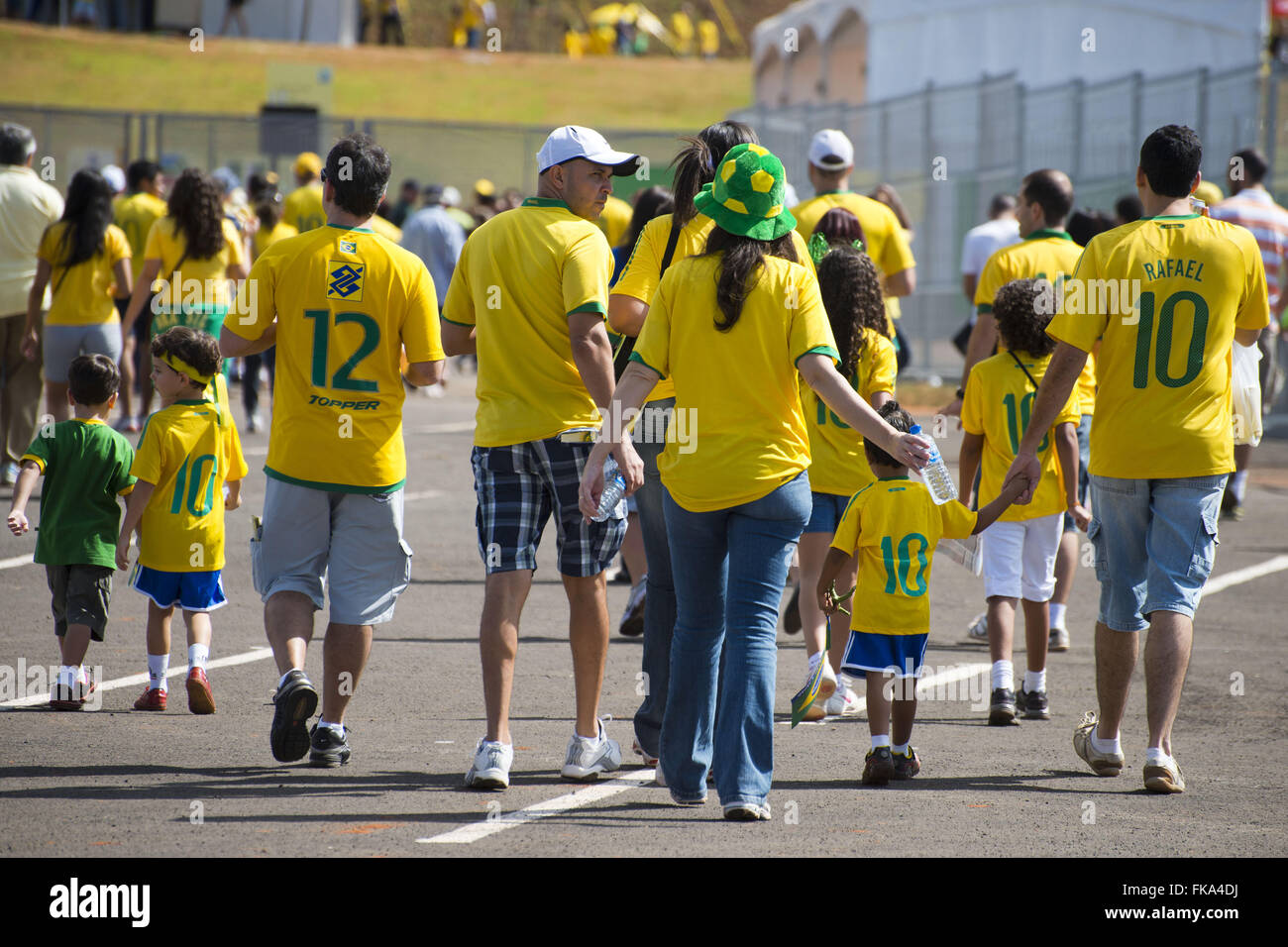 Ventole che arrivano per la partita di apertura della Confederations Cup di Brasilia Foto Stock