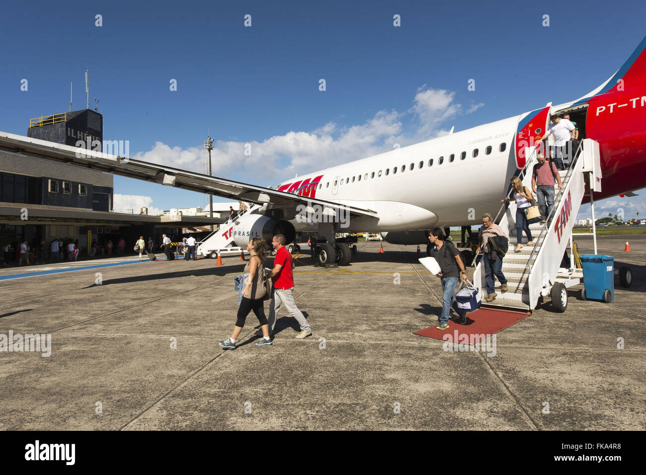 Lo sbarco dei passeggeri sulla pista di Jorge Amado Aeroporto Ilheus - a sud di Bahia Foto Stock