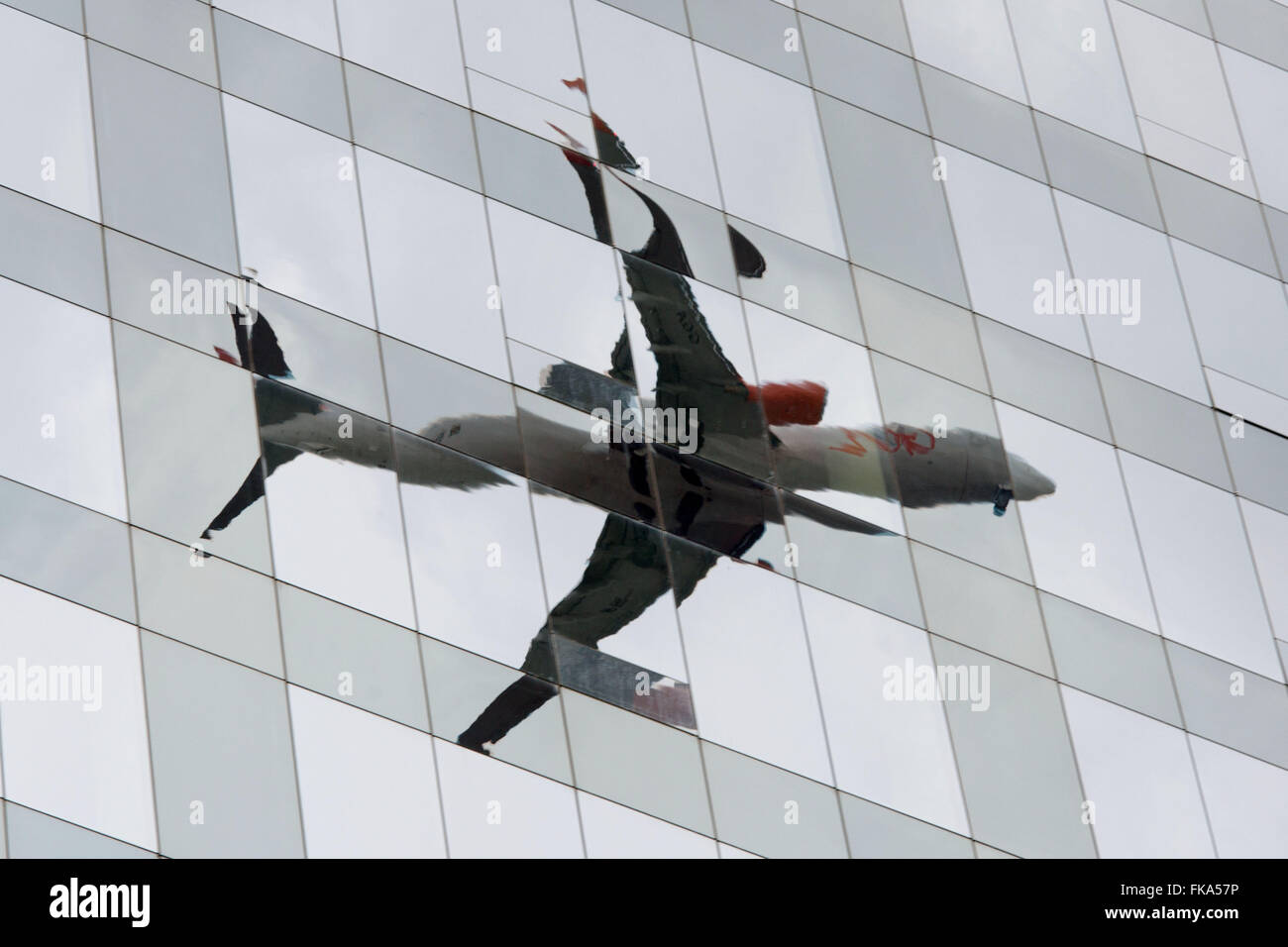 La riflessione del piano in vetro facciata edificio commerciale nel nuovo Faria Lima Foto Stock