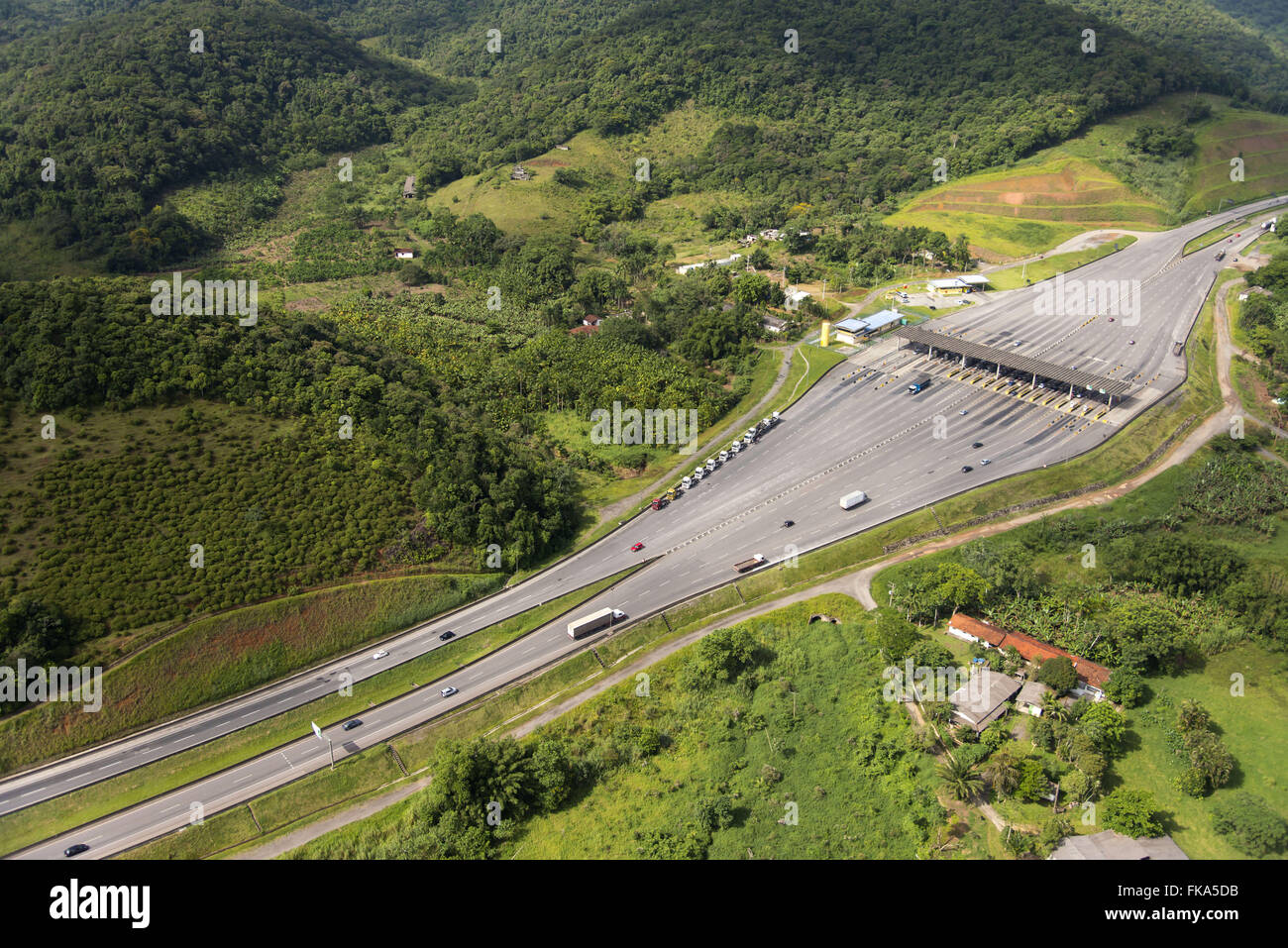 Vista aerea dell'autostrada Regis Bittencourt - BR-116 Sierra Cafezal Foto Stock