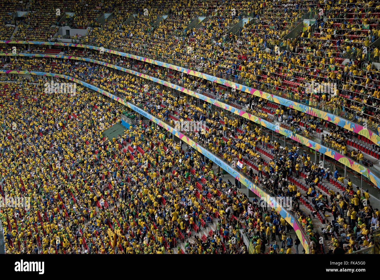 Tifosi brasiliani al Estadio Nacional in Brasilia Mane Garrincha - Brasile vs Camerun gioco Foto Stock