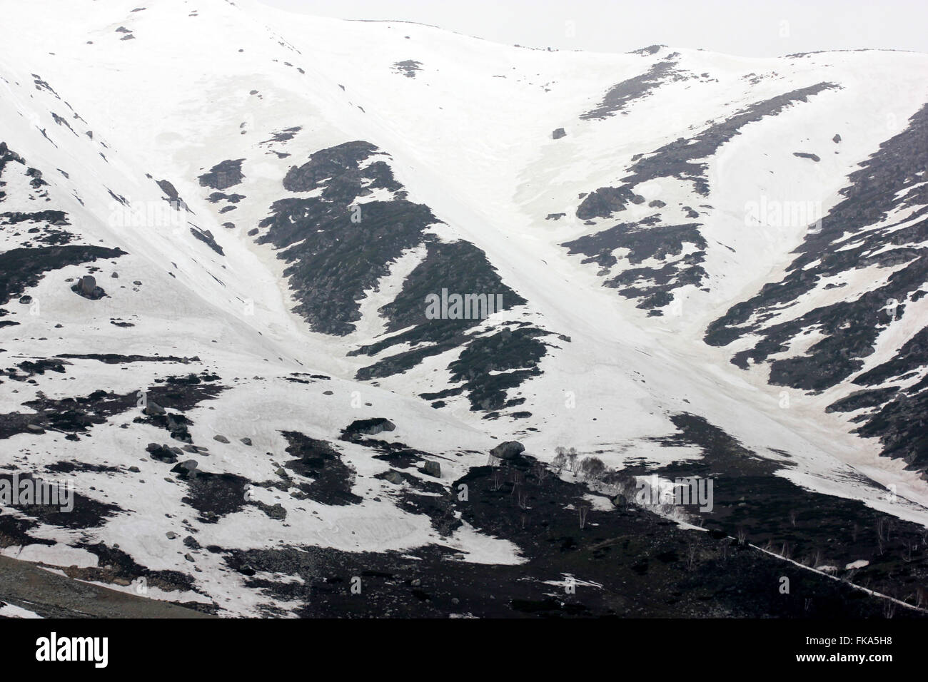 Coperta di neve Apharwat pendii montani, le vie per alpinisti, scrub pendenze coperte, funivia progetto porta i turisti a picco Foto Stock