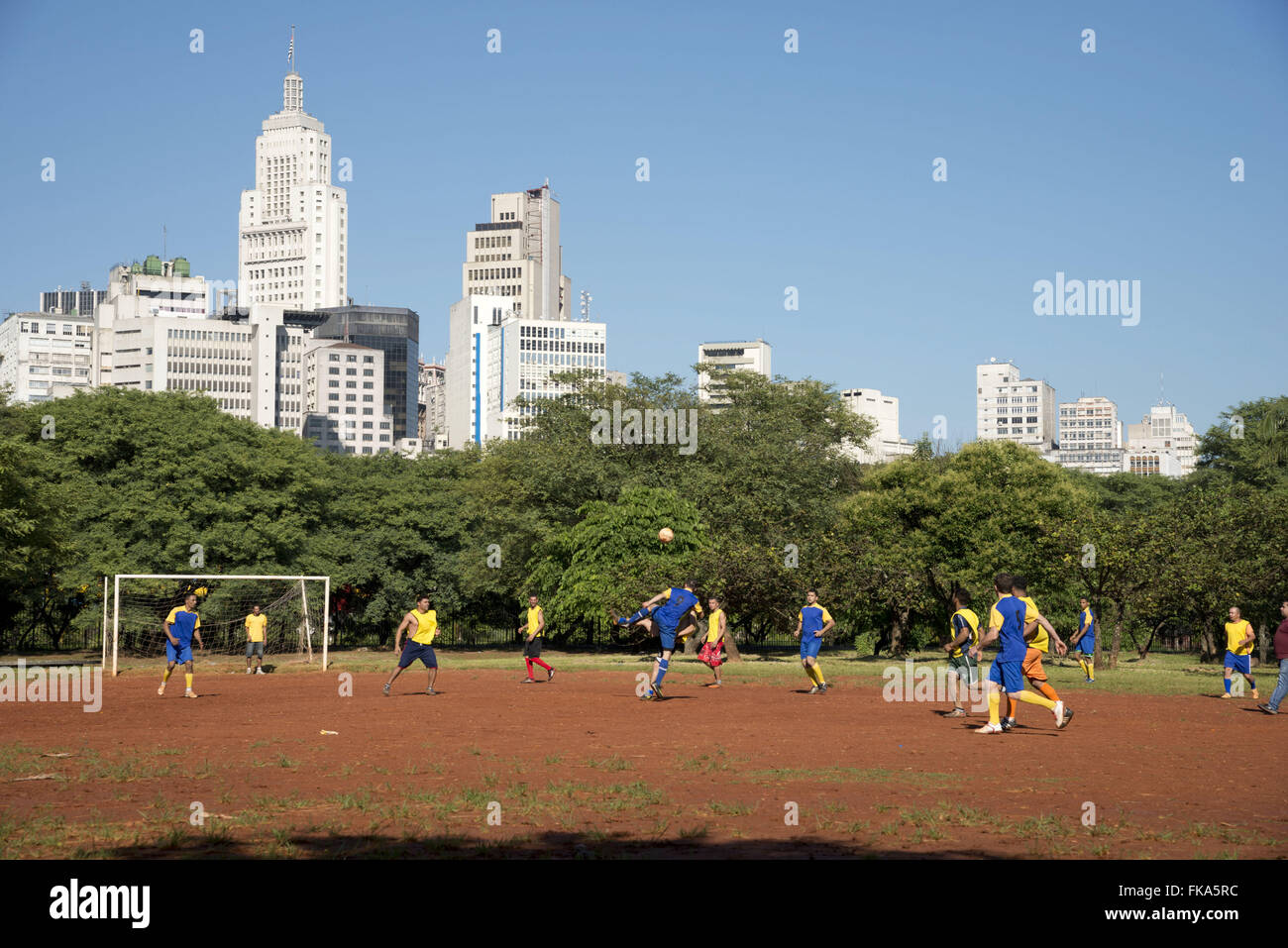 Floodplain calcio nel Parque Dom Pedro II per finanziare l'Edificio Banespa - centro della città Foto Stock