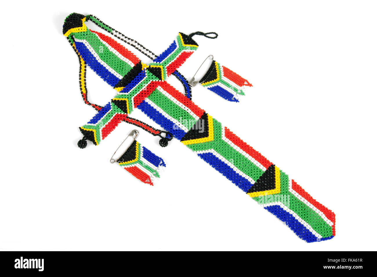 Studio shot Zulu cordone filettato opera raffigurante il sudafricano bandiera su bianco Foto Stock