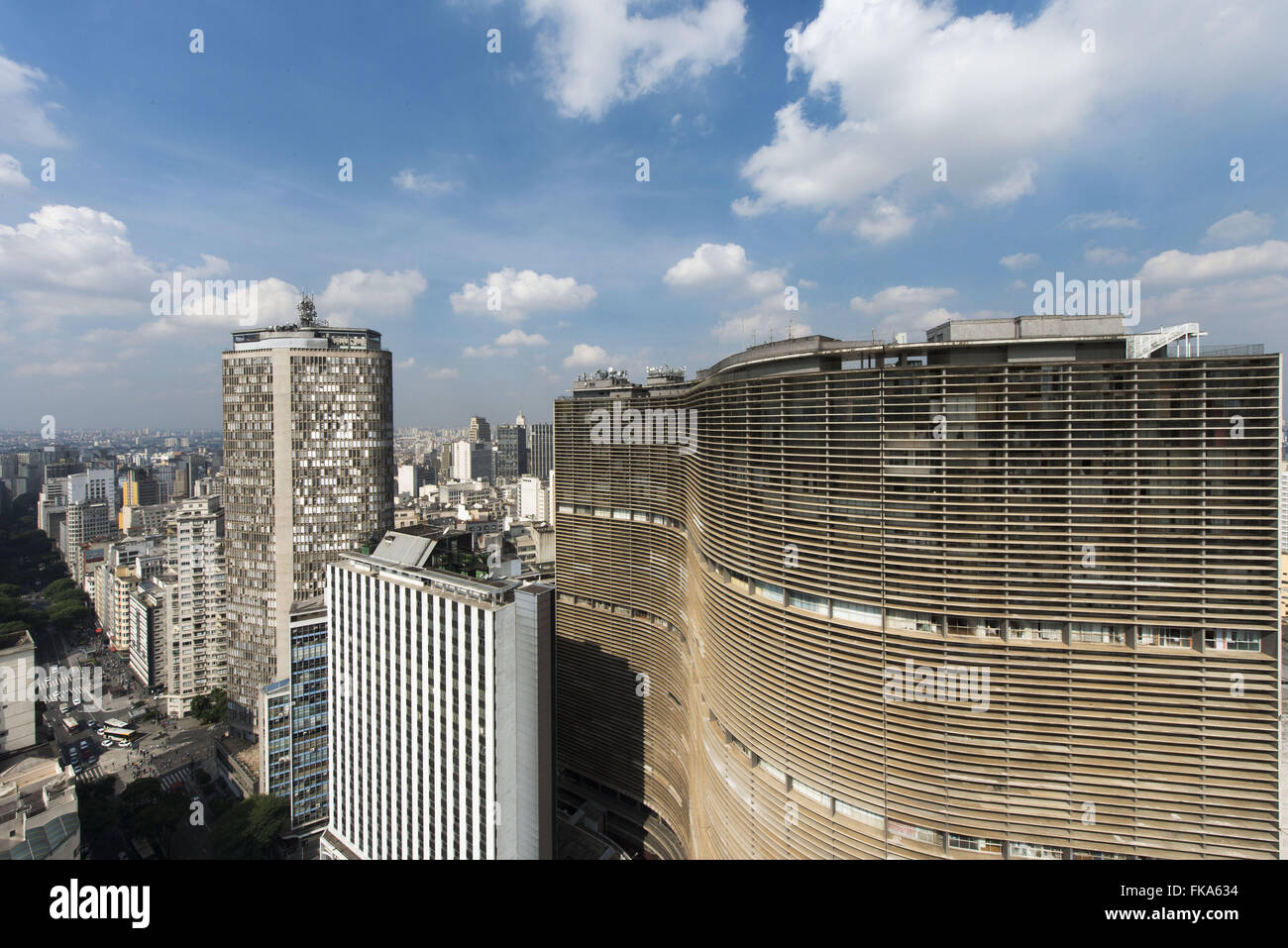 Edifício Copan na Avenida Ipiranga - ao fundo Edifício Itália Foto Stock