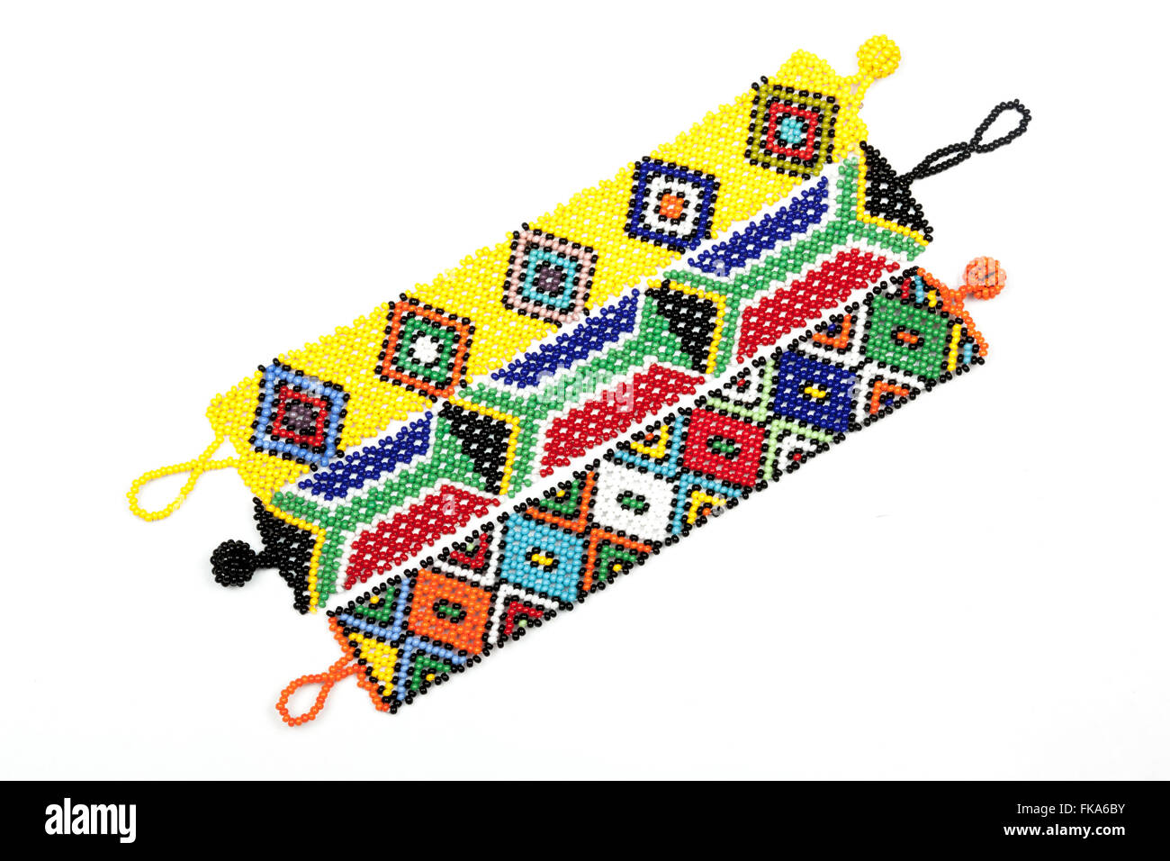 Al di sopra di vista di studio shot di tre Zulu di perline bracciali filettate in colori luminosi su bianco Foto Stock