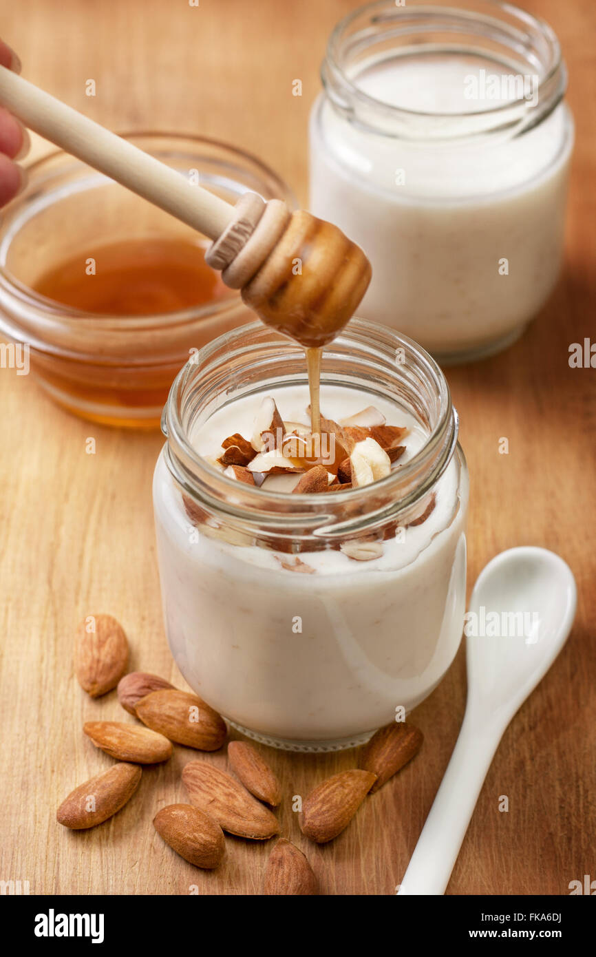 In casa mandorla yogurt con farina di avena e miele su sfondo di legno Foto Stock