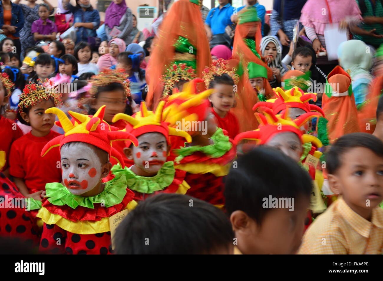 Danzando e cantando kids contest di Jakarta, Indonesia Foto Stock