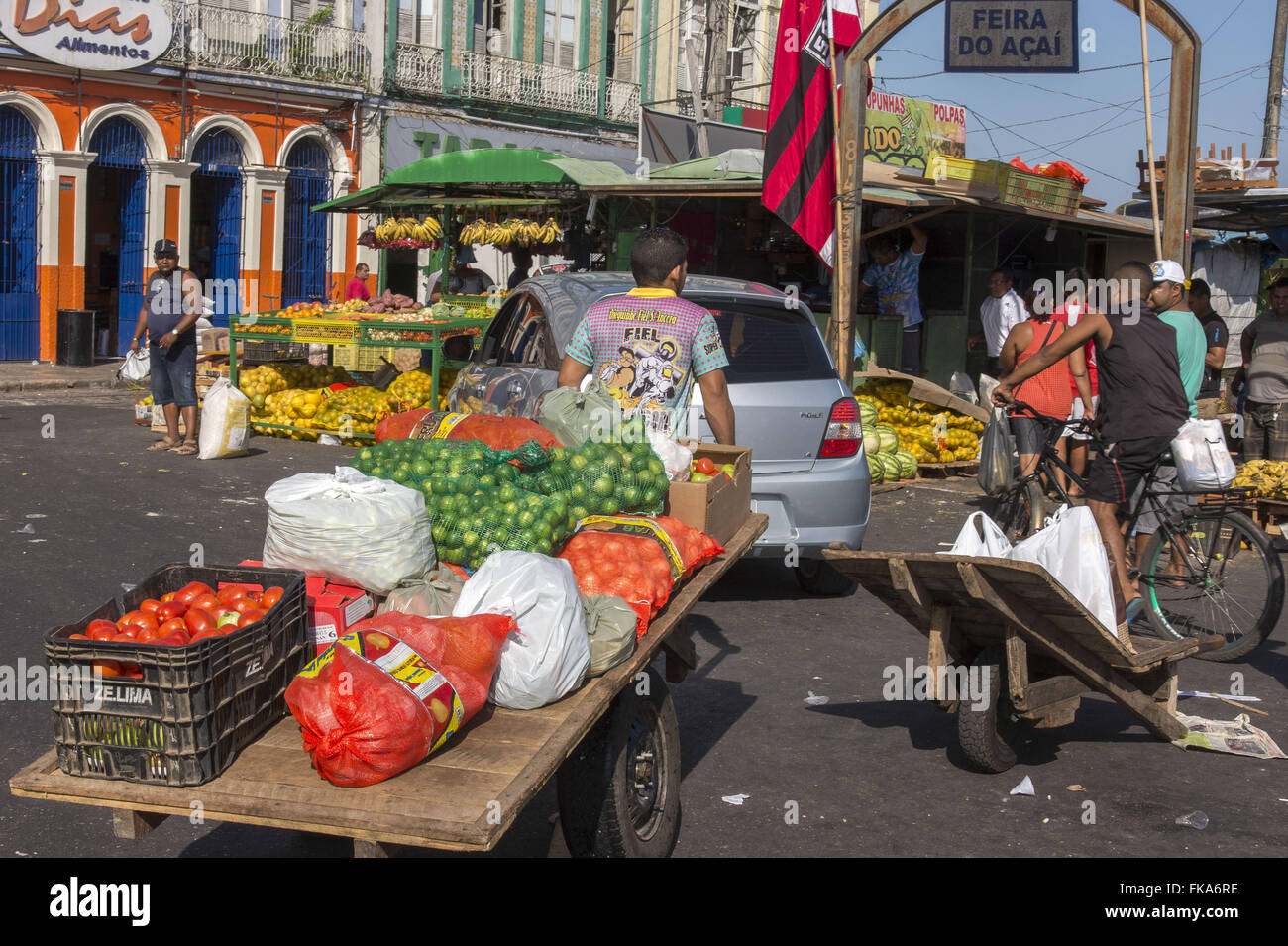 Caricabatterie con cesto di frutta sul Fair Acai Foto Stock