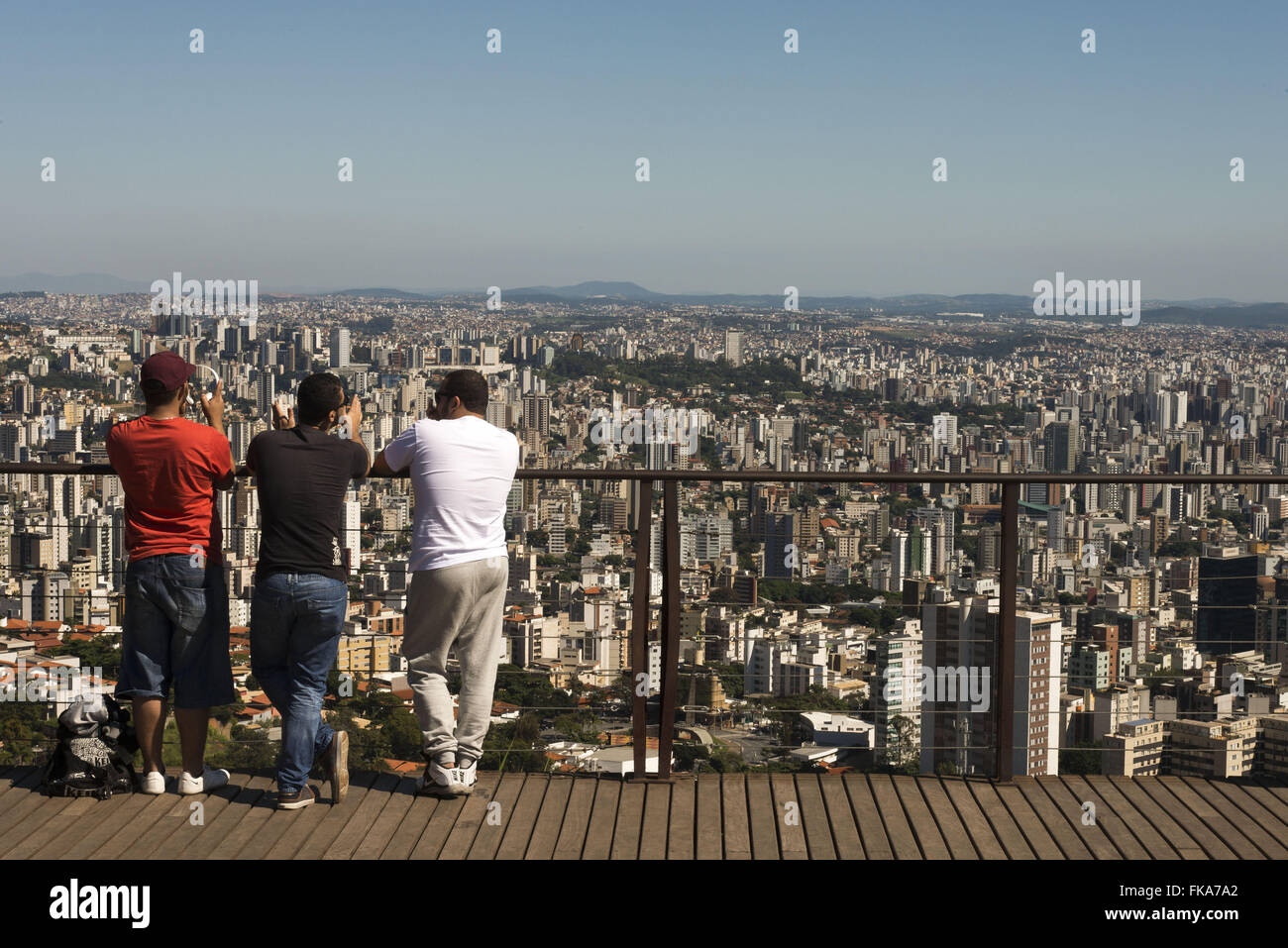Persone contemplando il panorama della città dal Belvedere Mangabeiras Foto Stock