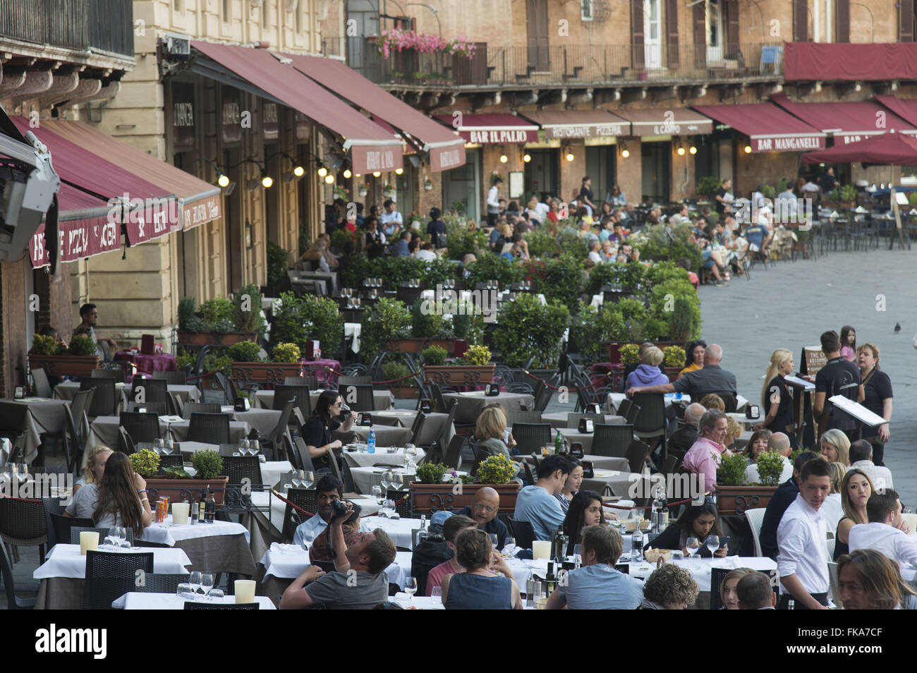 Turistas em restaurantes na Piazza del Campo - Centro Histórico Foto Stock