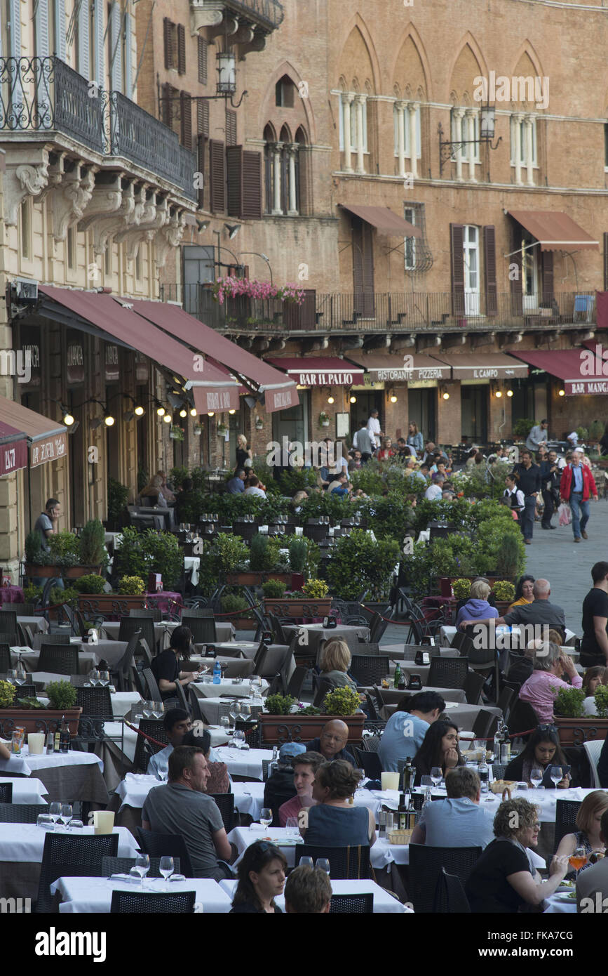 Turistas em restaurantes na Piazza del Campo - Centro Histórico Foto Stock