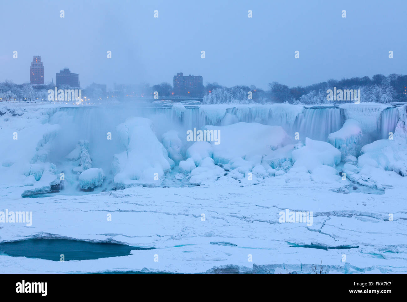 L'americano cade quasi completamente congelato durante un inverno freddo in Niagara Falls, Niagara County, New York, Stati Uniti d'America. Foto Stock