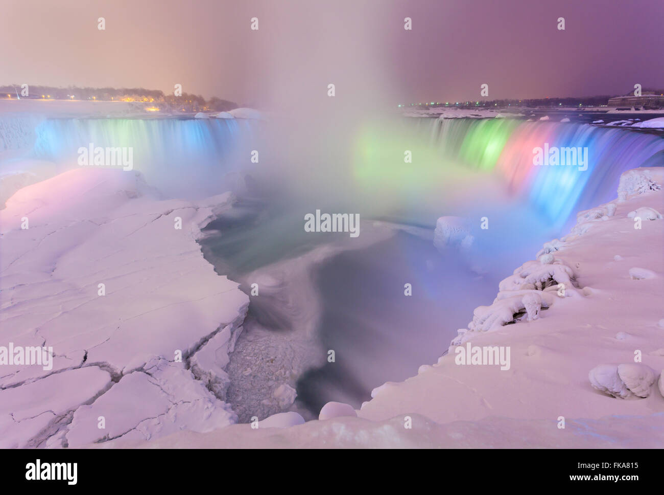 Cascate Horseshoe accesa al tramonto con un congelati Fiume Niagara. Cascate del Niagara, Distretto Comune di Niagara, Ontario Canada Foto Stock