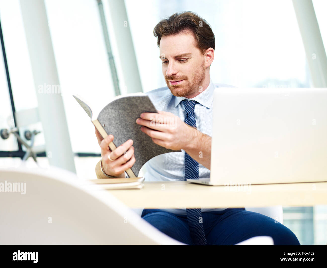 Persona d'affari lavoro in ufficio Foto Stock