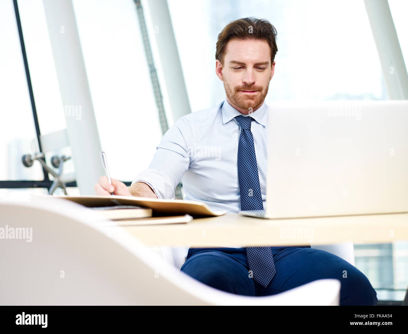 Imprenditore lavorando sul computer portatile in ufficio Foto Stock
