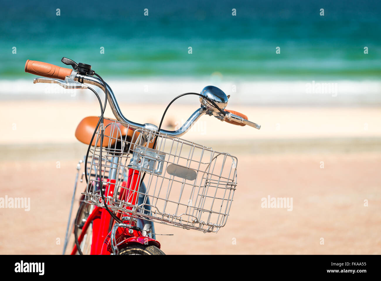 Rosso stile vintage bicicletta parcheggiato a Manly Beach, Australia Foto Stock