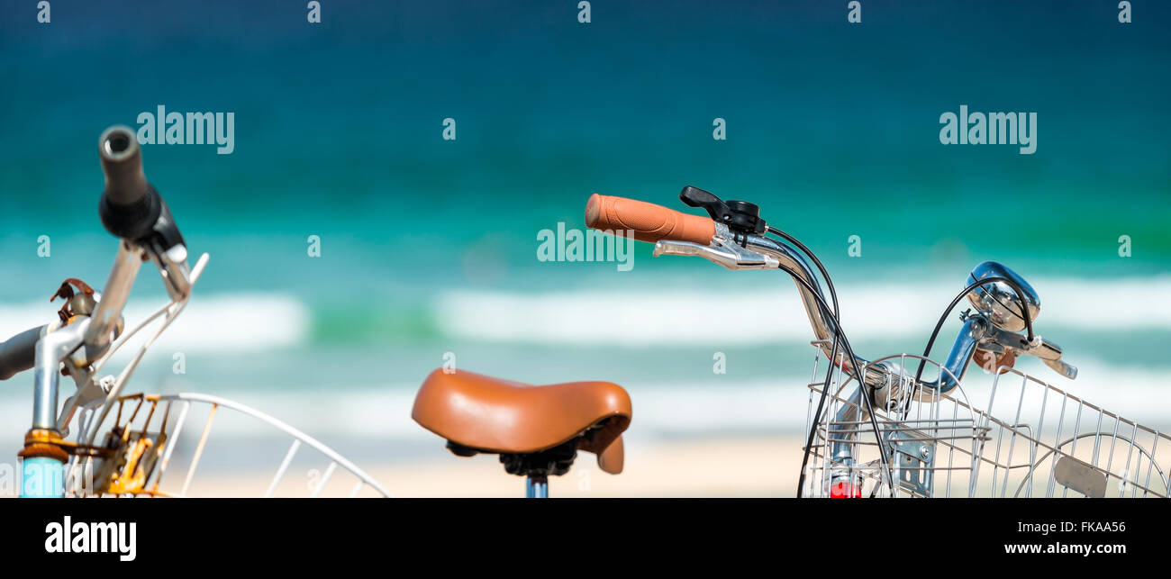 Rosso stile vintage bicicletta parcheggiato a Manly Beach, Australia Foto Stock