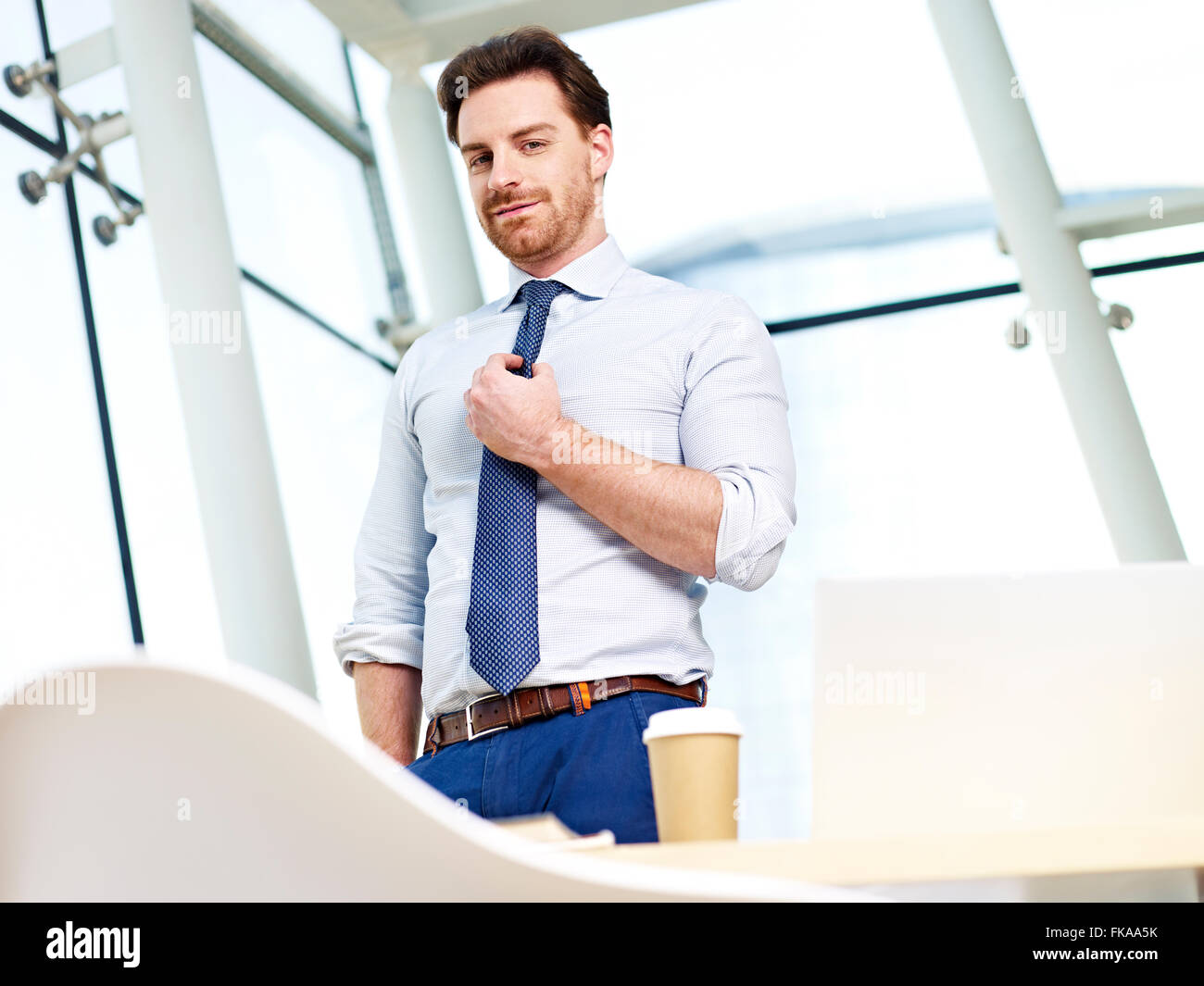 Corporate executive in piedi in ufficio Foto Stock