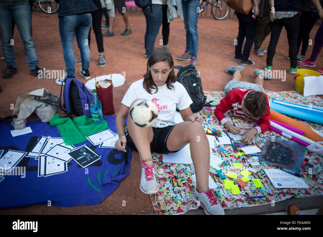 Buenos Aires, Argentina. 7 Mar, 2016. Una donna che gioca con una palla durante il 'Nazionale Donne Sciopero" alla vigilia della Festa della donna a Buenos Aires, capitale dell'Argentina, in data 7 marzo 2016. La Giornata internazionale della donna è osservata in tutto il mondo dal 8 marzo di ogni anno, che cade il martedì di quest'anno. Con DELLE NAZIONI UNITE, il tema di quest anno per la giornata è "Pianeta 50-50 entro il 2030: Passo per la parità tra i sessi.' © Martin Zabala/Xinhua/Alamy Live News Foto Stock