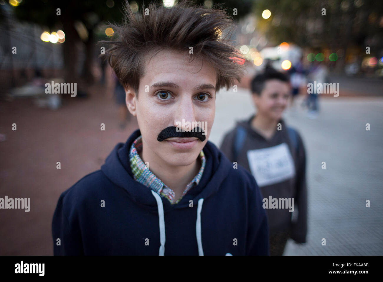 Buenos Aires, Argentina. 7 Mar, 2016. Una donna partecipa al 'Nazionale Donne Sciopero" alla vigilia della Festa della donna a Buenos Aires, capitale dell'Argentina, in data 7 marzo 2016. La Giornata internazionale della donna è osservata in tutto il mondo dal 8 marzo di ogni anno, che cade il martedì di quest'anno. Con DELLE NAZIONI UNITE, il tema di quest anno per la giornata è "Pianeta 50-50 entro il 2030: Passo per la parità tra i sessi.' © Martin Zabala/Xinhua/Alamy Live News Foto Stock