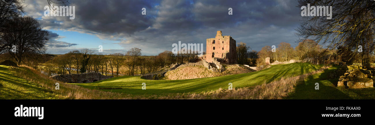 Vista del mantenere del castello di Norham bagnata nel tardo pomeriggio di sole, il più pericoloso mettere in Inghilterra. Foto Stock