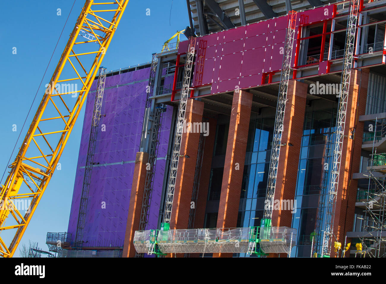 L'espansione del Liverpool FC New Premier League Stadium è in fase di costruzione; sono in corso miglioramenti del sito del Football Club Stadia, con un massimo di 2000 lavoratori edili disponibili con il nuovo Anfield Development del loro iconico stadio sportivo, parte di un programma di £260m per l'intera area di Anfield. Il campo da calcio è famoso per la facciata dello stand Kop e l'emozionante azione della Premier League nelle serate di Champions League. Il Liverpool Football Club ha una capacità di 13.000 posti extra. Foto Stock