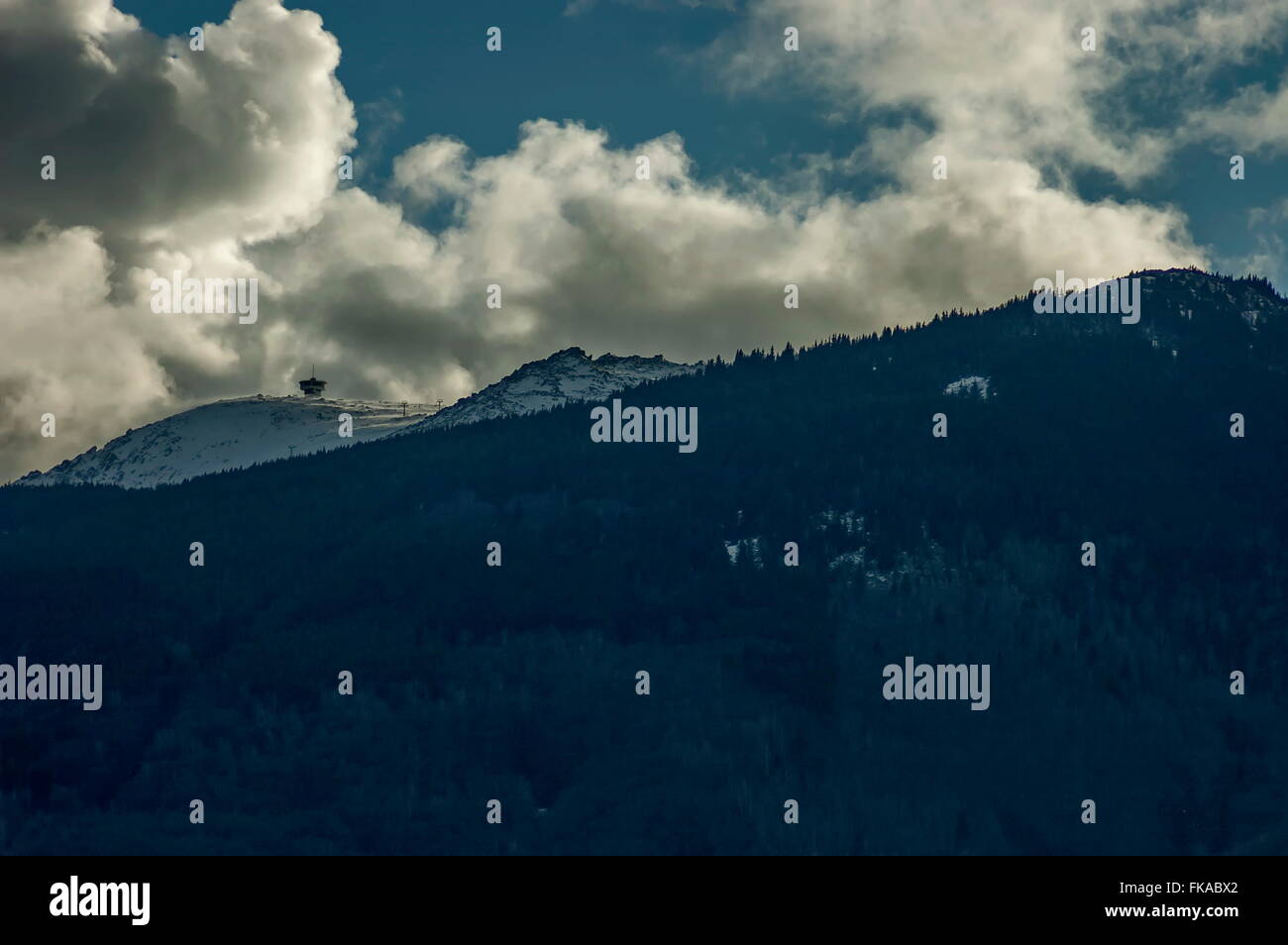 Il Monte Vitosha al crepuscolo tempestoso giorno in inverno, Bulgaria Foto Stock