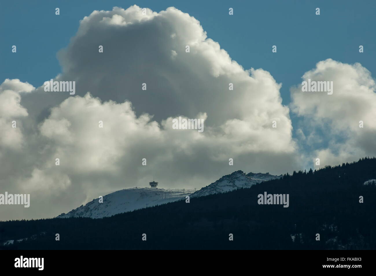 Il Monte Vitosha al crepuscolo tempestoso giorno in inverno, Bulgaria Foto Stock
